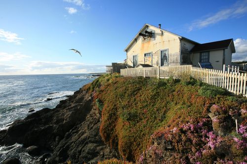 Lumière rasante illuminant un paysage côtier
