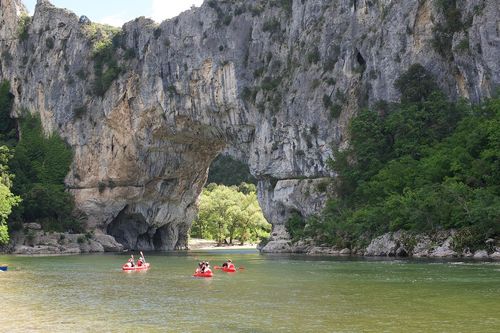 Photographe vérifiant paramètres et histogramme
