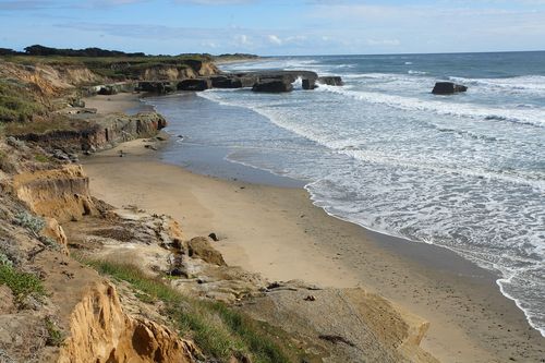 Attente d’une trouée lumineuse près de la mer